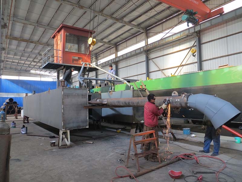 Suction sand suction ship