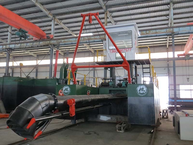 Suction sand suction ship