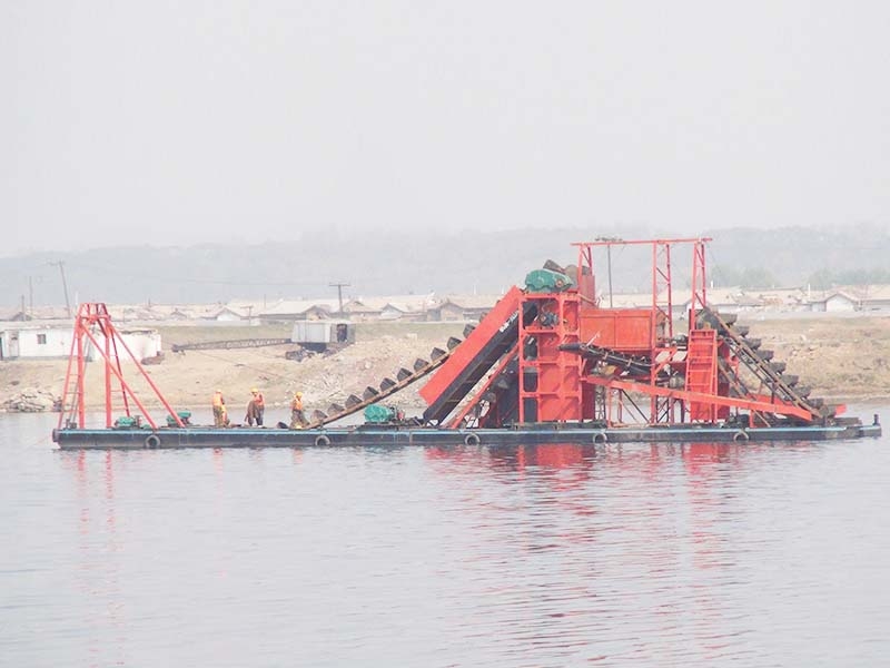 Chain bucket dredger